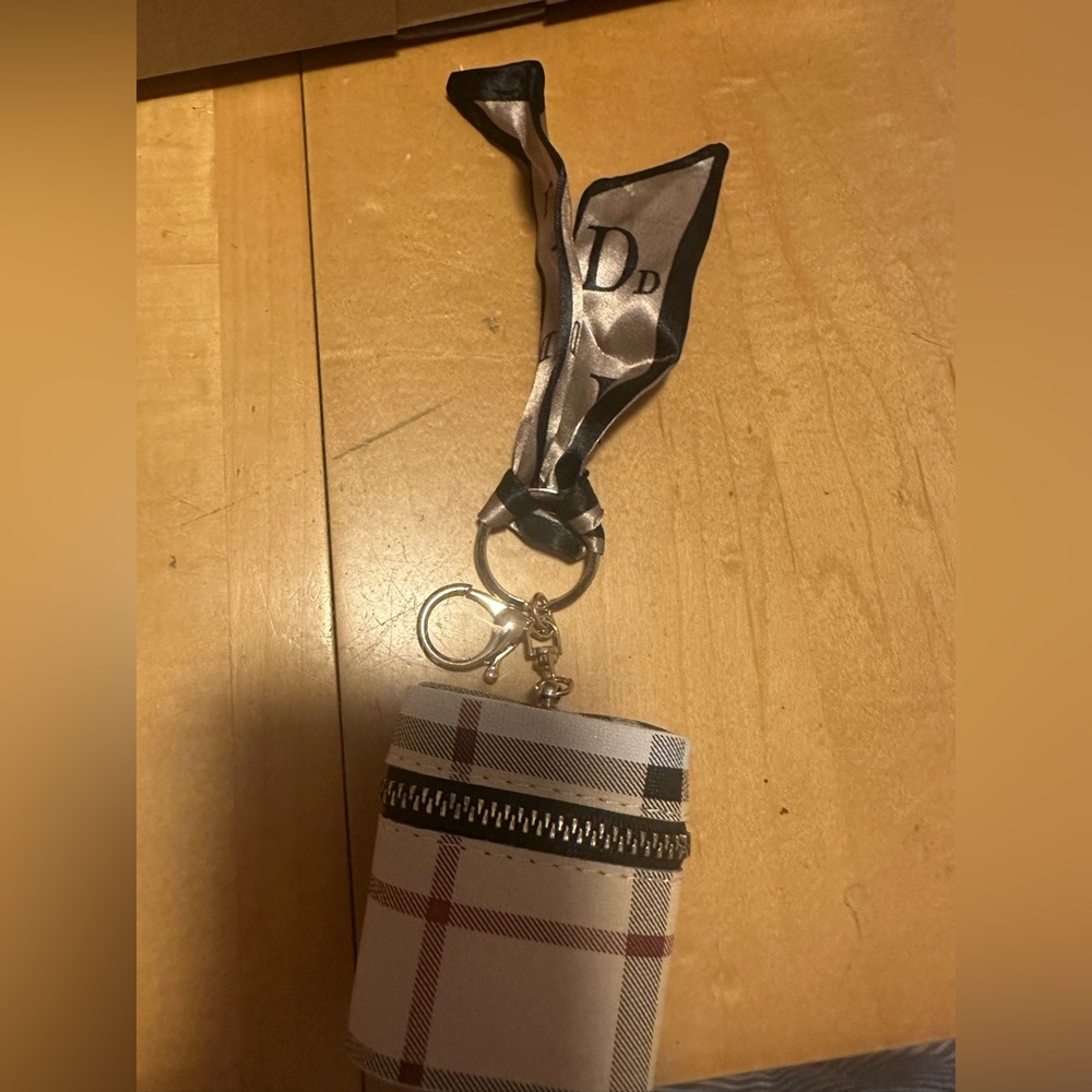Unbranded fashion key chain charm/ AirPod holder - Picture 5 of 9